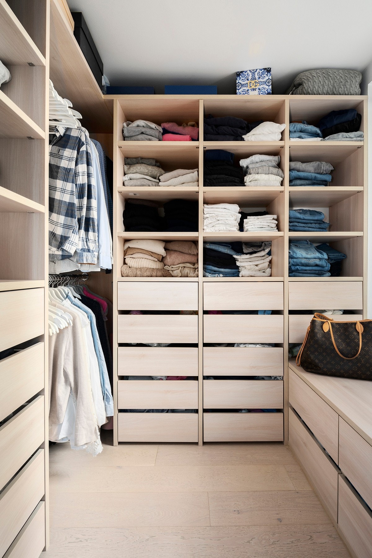 Walk-in-closet tilknyttet hovedsov Galleribilde