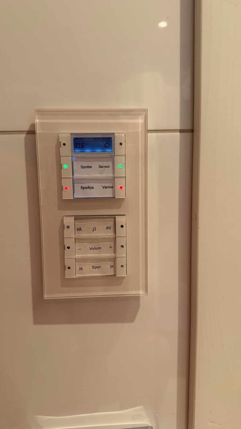 KNX smarthussystem som styrer lyd, lys og varme. Selger tilbyr 2 timer gratis programmering av systemet med autorisert elektriker. Galleribilde