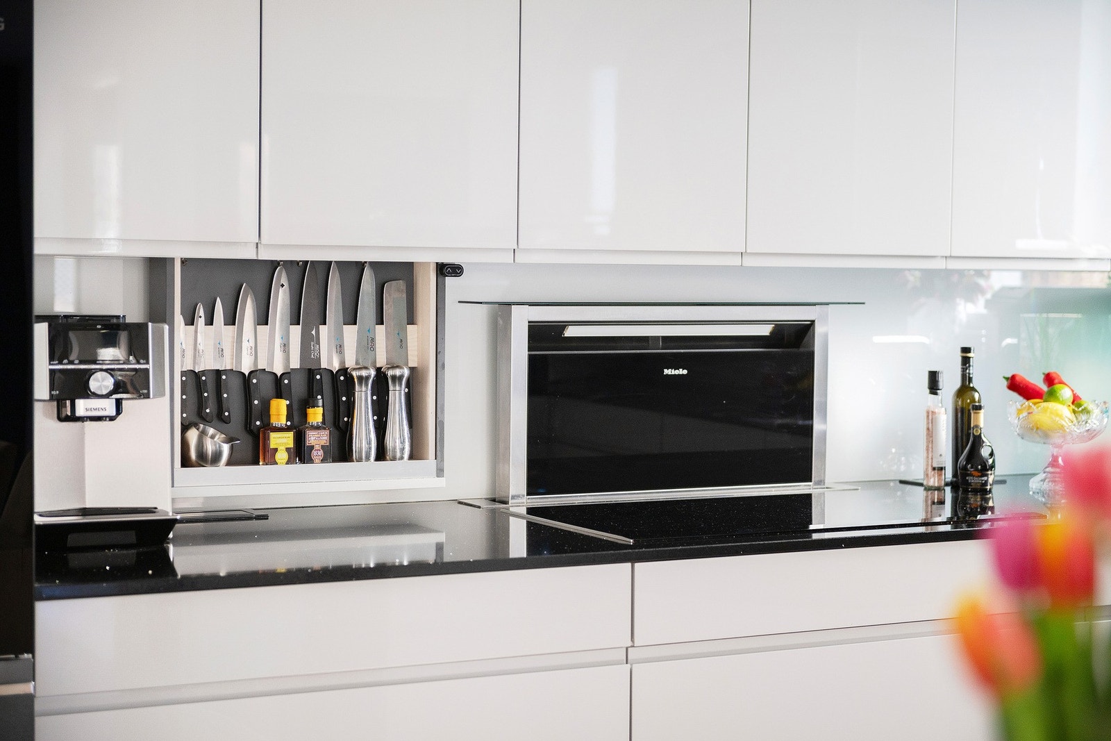 Miele design benkeventilator og elektrisk kniv og krydderskap Galleribilde