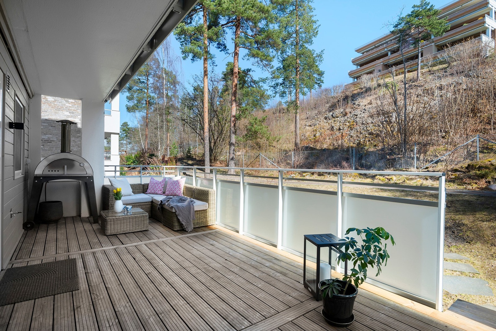 Sydøstvendt terrasse på 18 m² med utgang fra kjøkkenet. Galleribilde