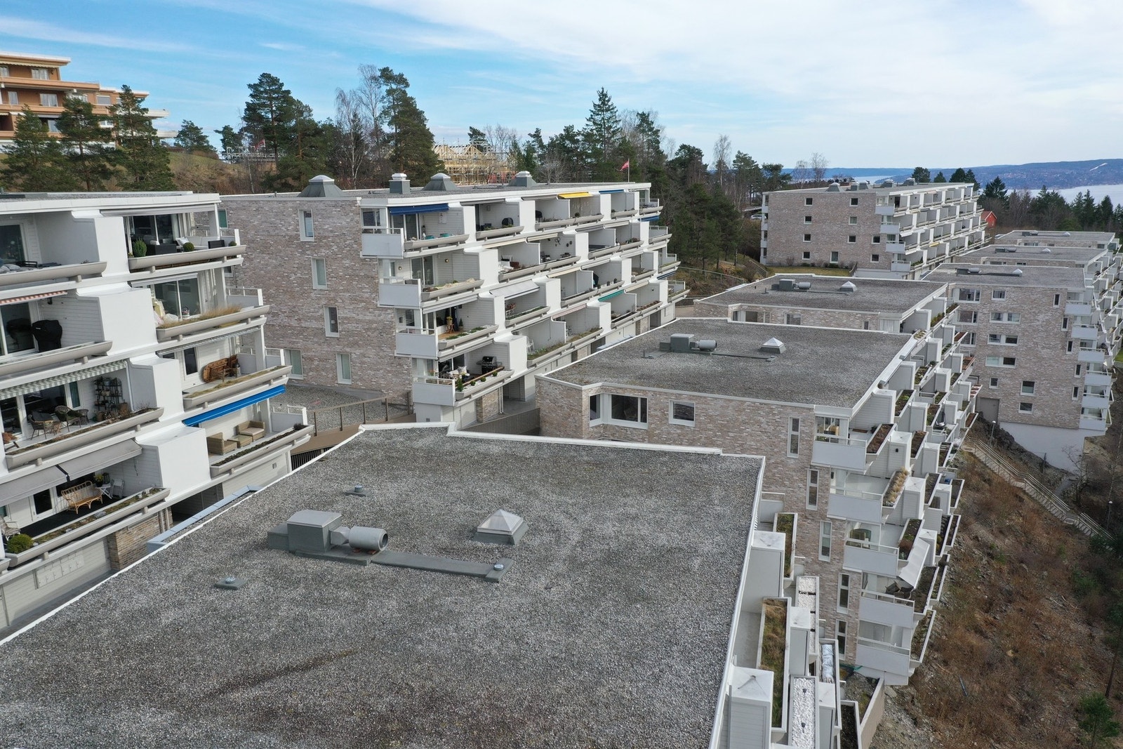 Dronefoto over sameiet. Galleribilde