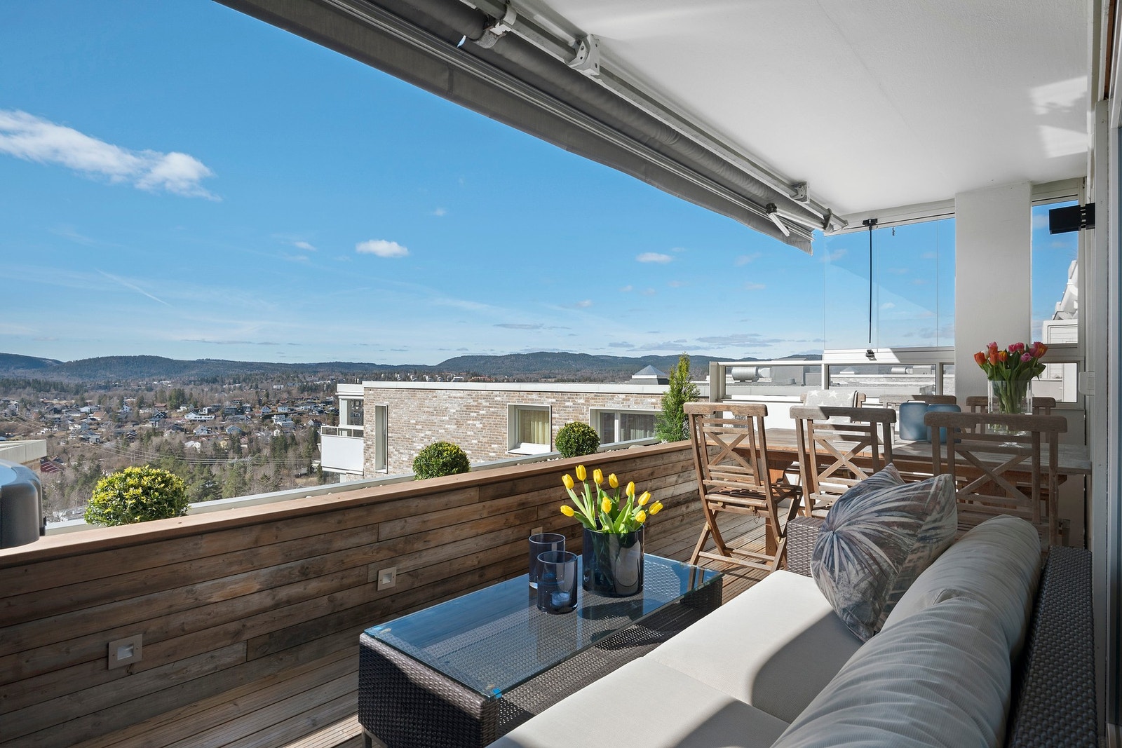 Sydvestvendt terrasse med sol til ca. kl. 22:30 sommertid. Galleribilde