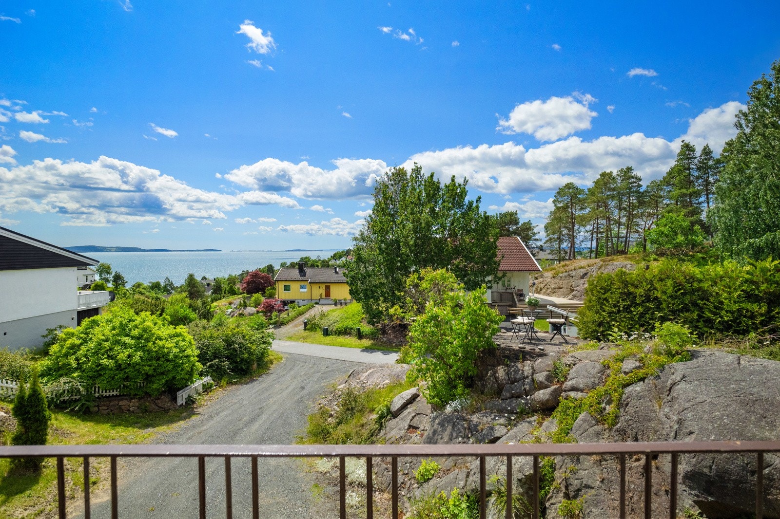 Deilig overbygd uteplass med fritt utsyn! Galleribilde