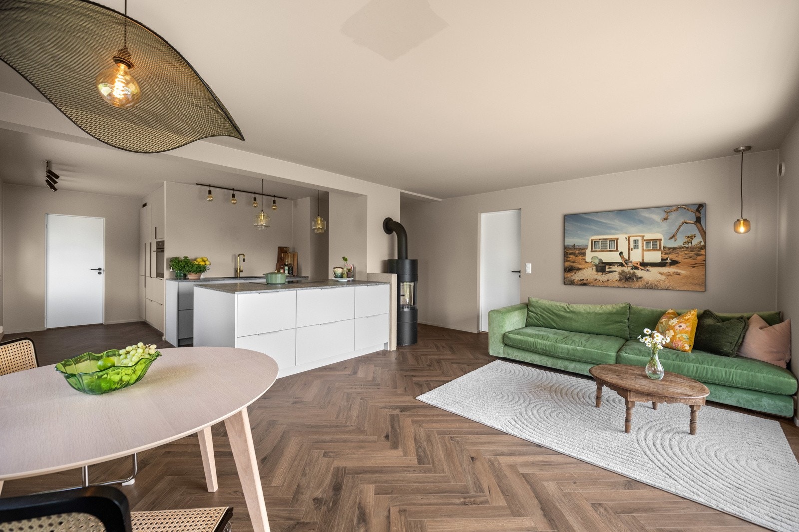 Velkommen inn! Boligen fremstår meget innbydende og delikat etter betydelige påkostninger de siste årene! Galleribilde
