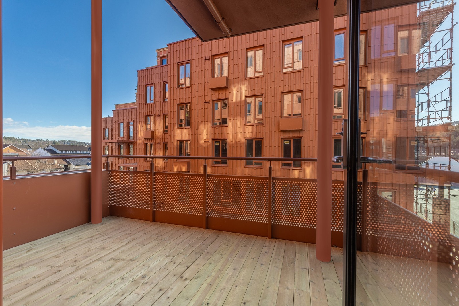 Balkongen har plass til de meste av utemøbler Galleribilde