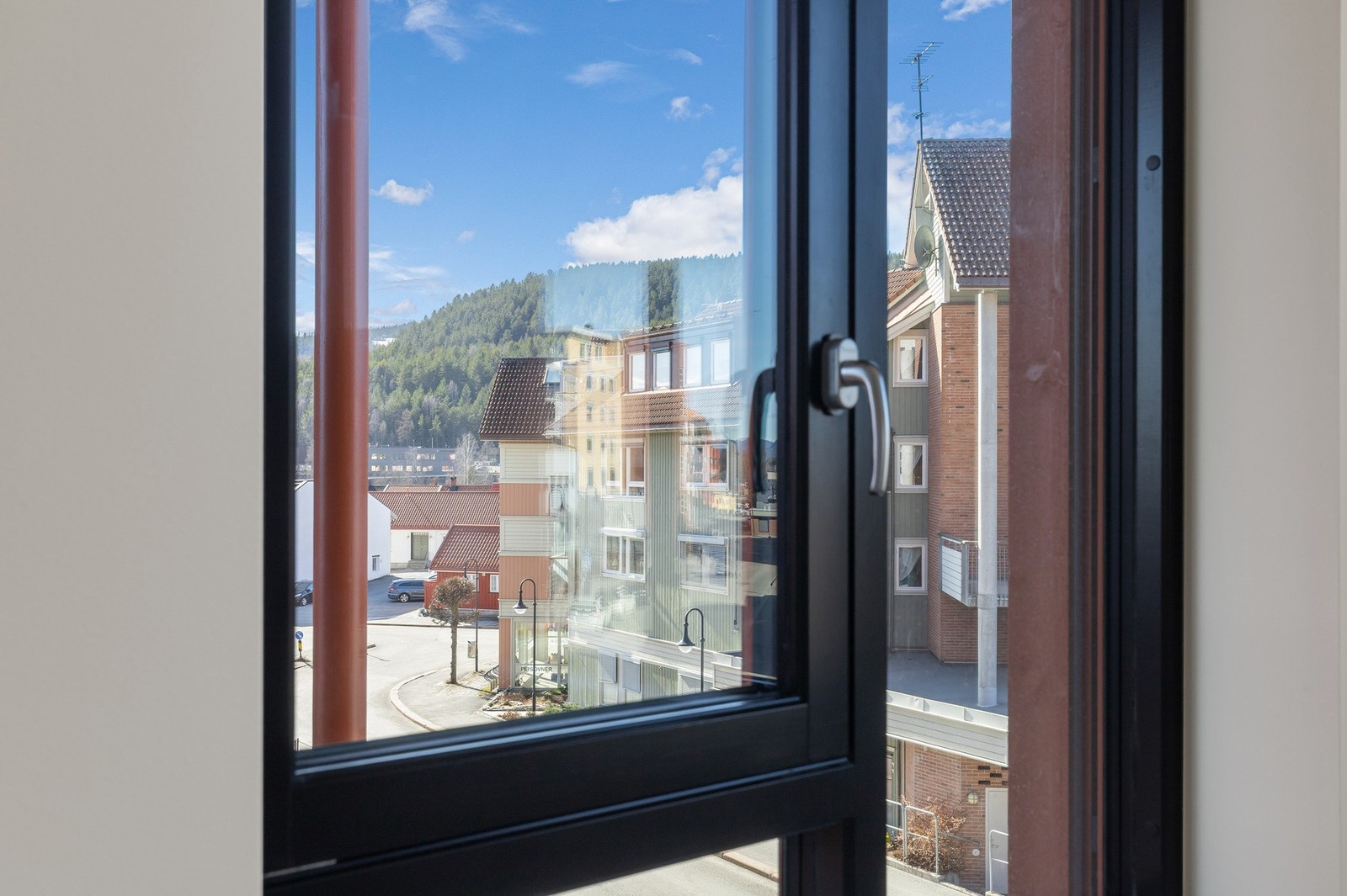 Her har du en koselig utsikt ut over gaten Galleribilde