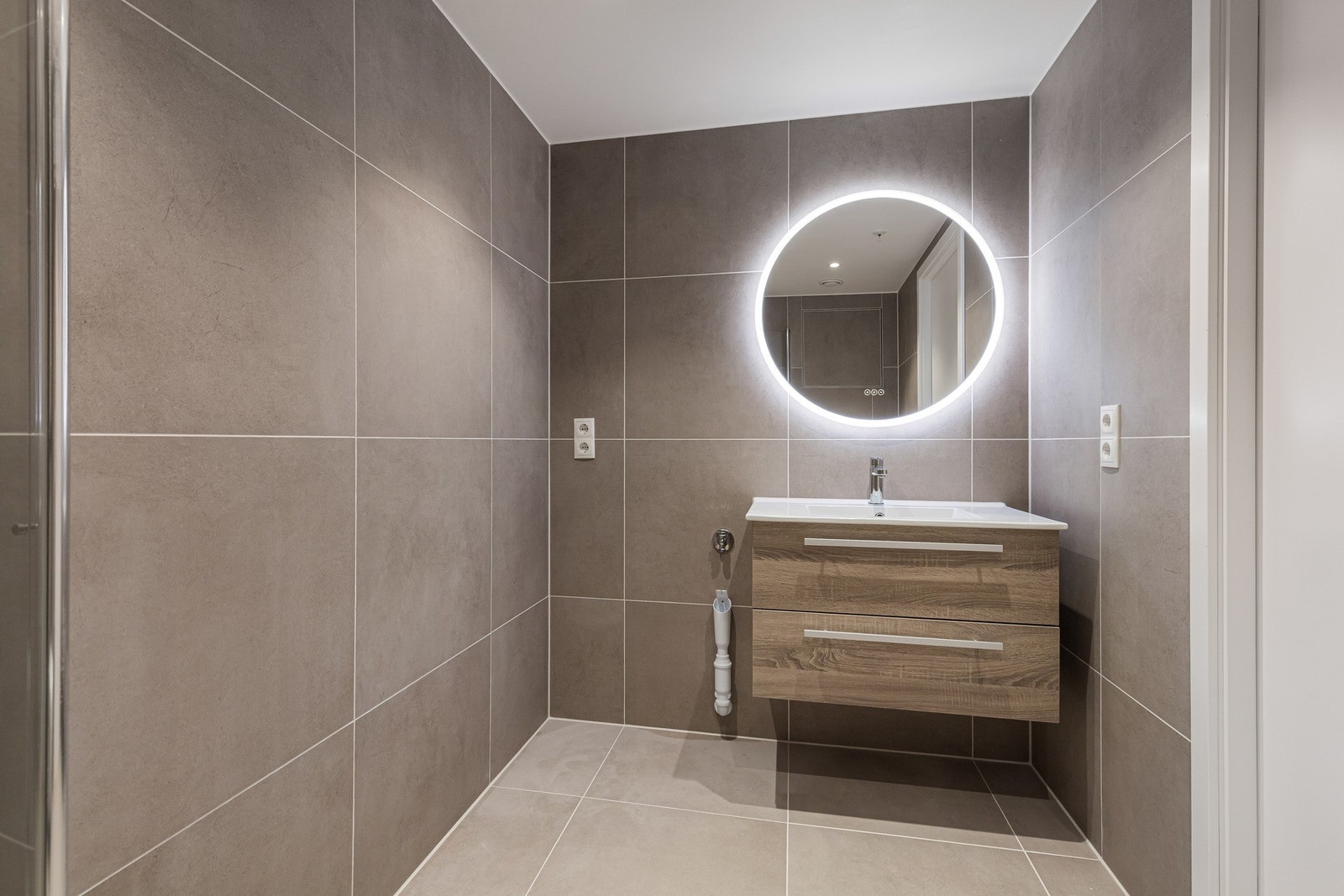 Badet er utstyrt med speil med led-lys over servant Galleribilde