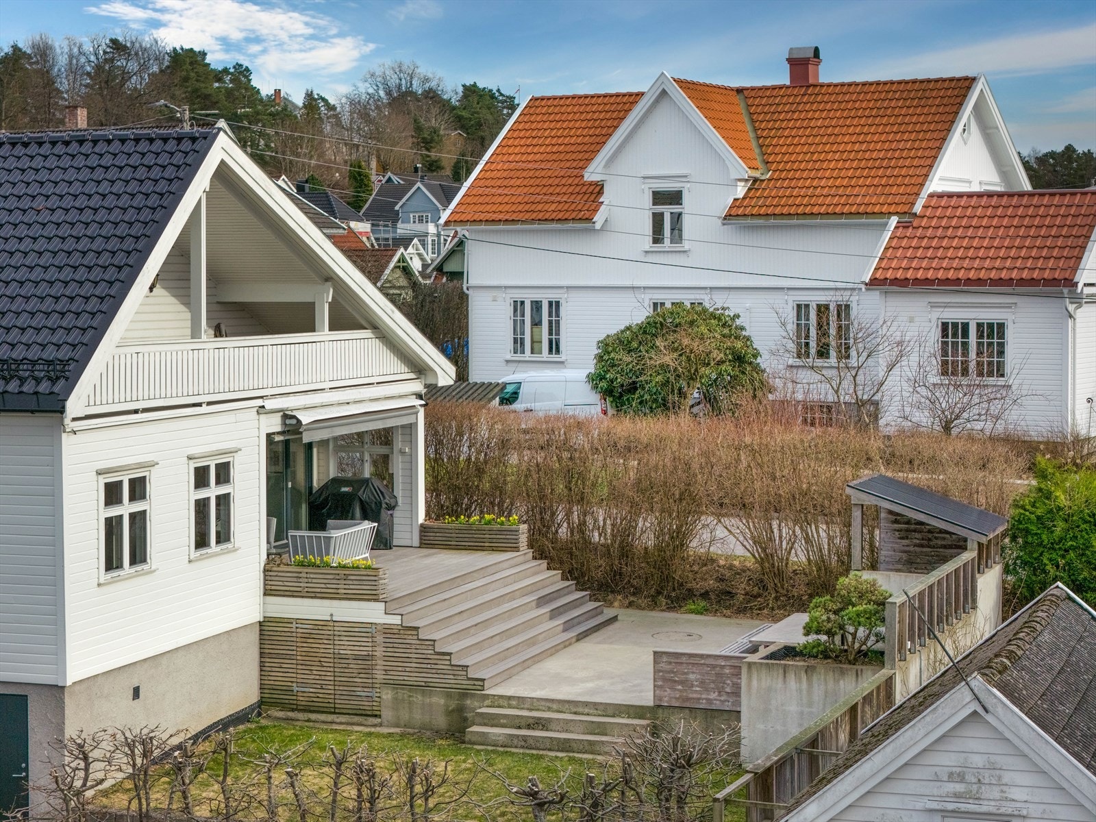 Fine uteområder med terrasse og hage! Her kan små og store nyte varme sommerdager Galleribilde