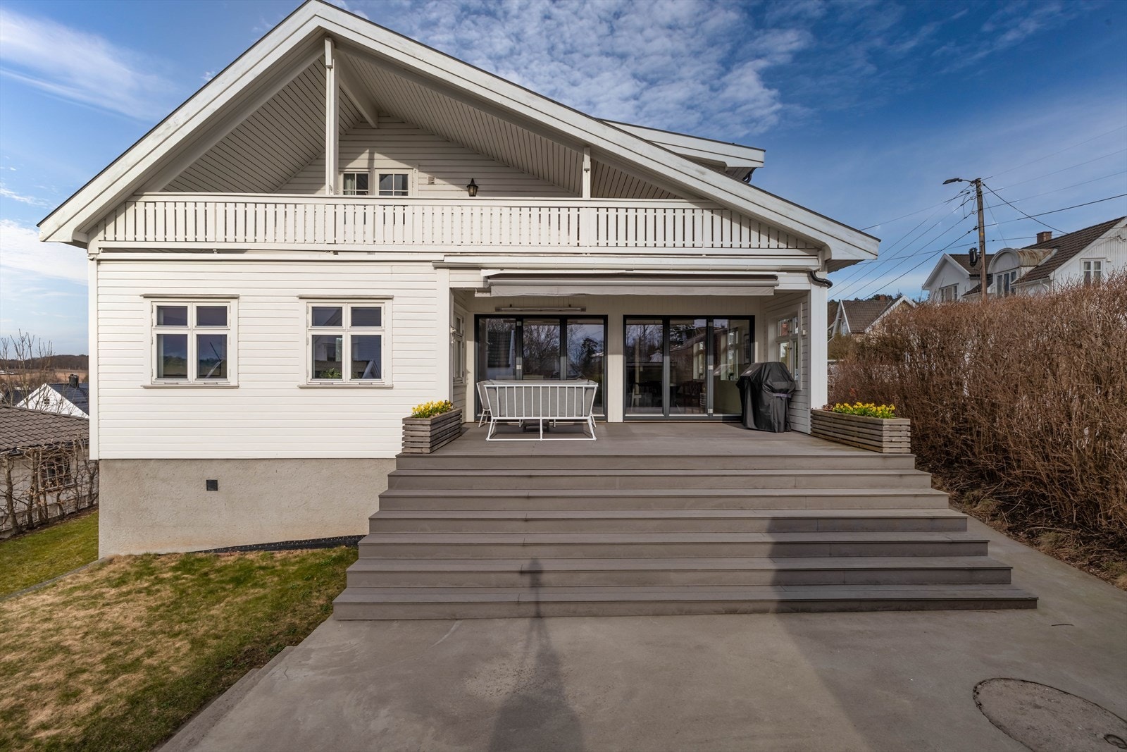 Verandaen er godt opparbeidet med forskjellige soner Galleribilde