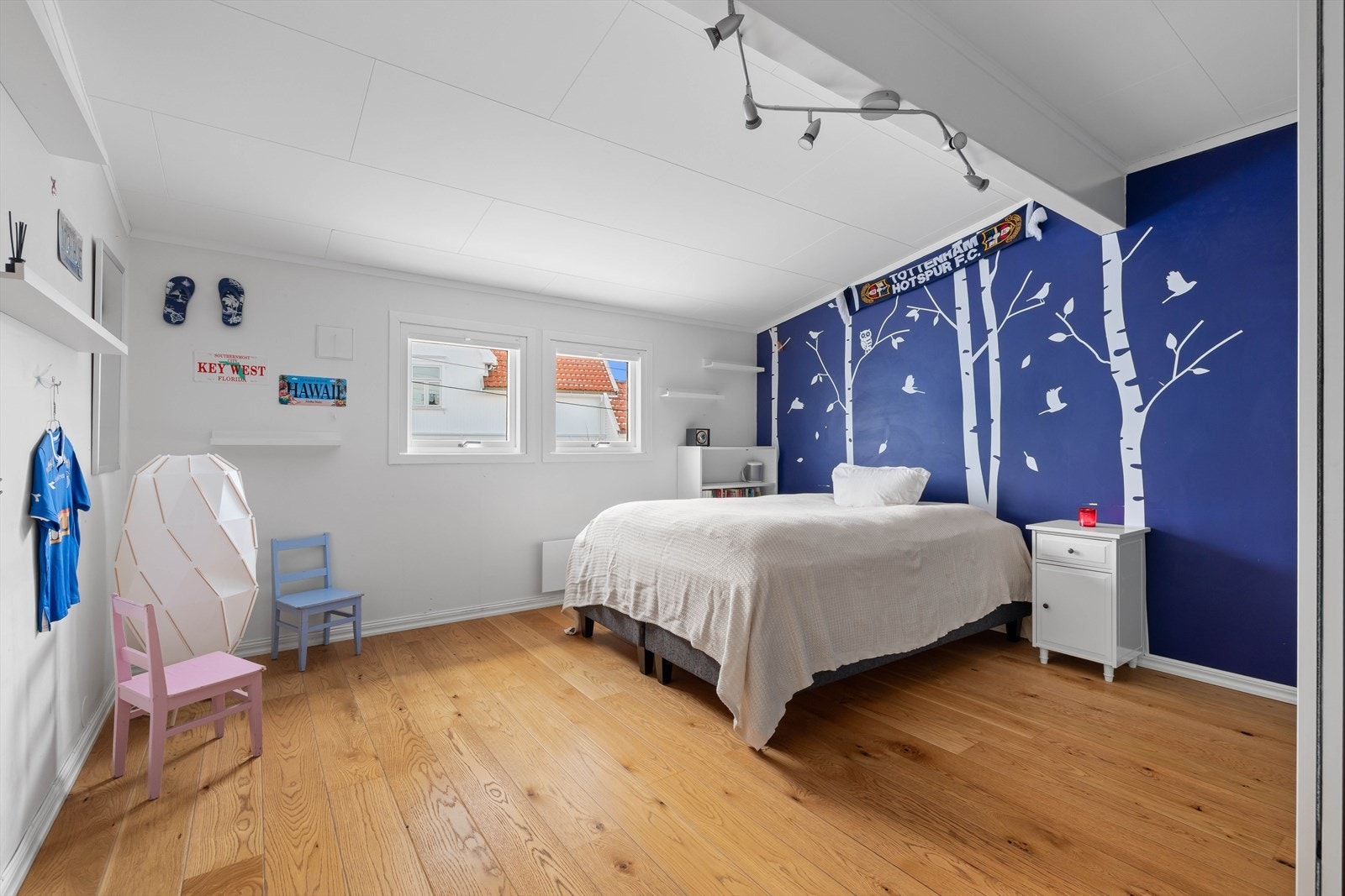 På barnerommene er det god plass til leker, bøker og tegnesaker for de minste Galleribilde
