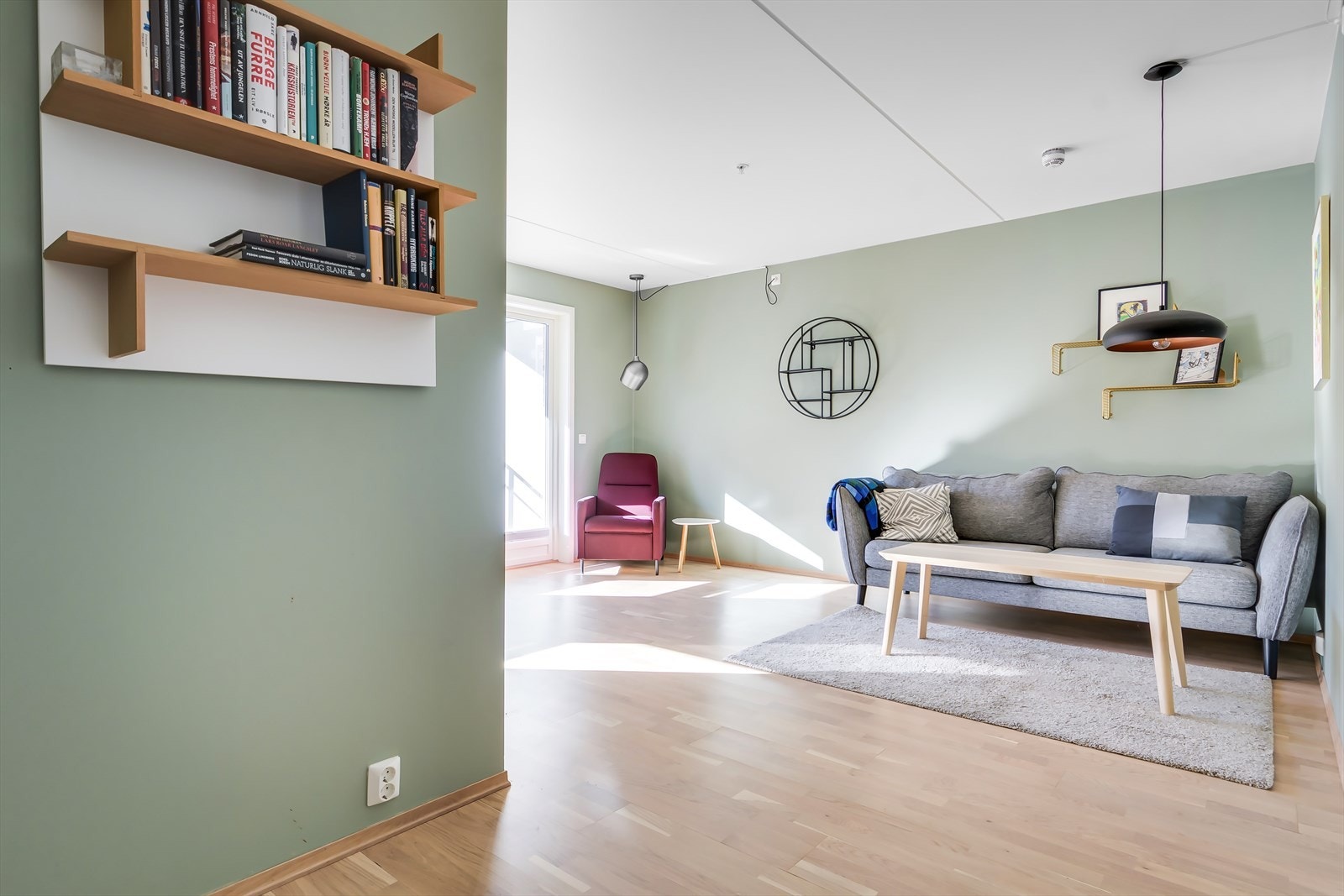 Det er god plass til sofagruppe, TV-møblement og spisebord. Galleribilde