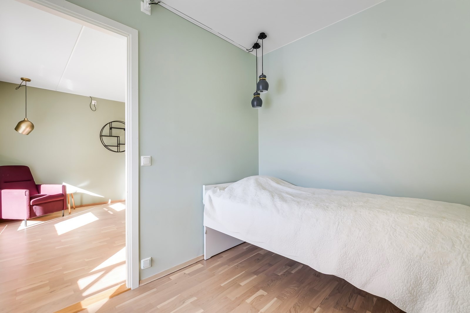 Rommet har plass til seng og garderobeskap. Galleribilde