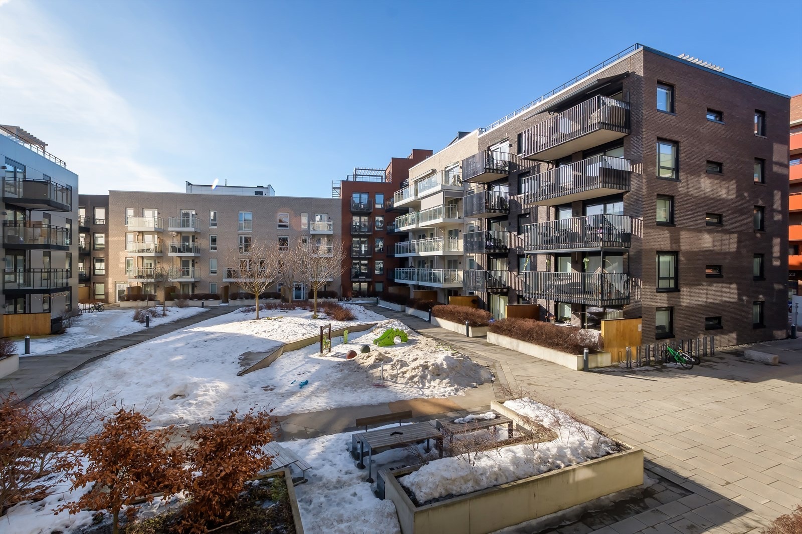 Hyggelige fellesområder i borettslaget med både sittegrupper og leker for de minste. Galleribilde