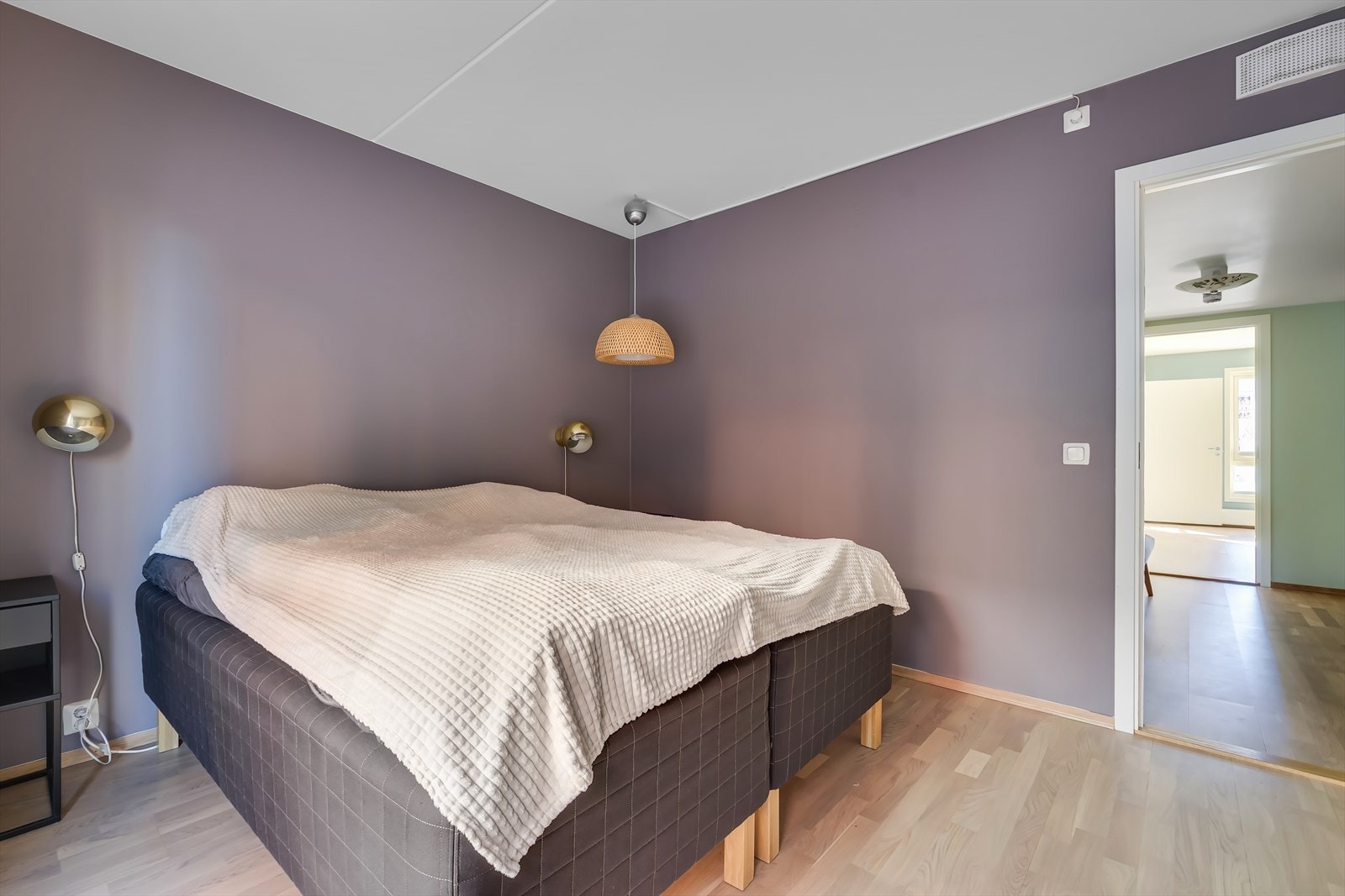 Rommet har plass til dobbeltseng, nattbord og garderobeskap. Galleribilde
