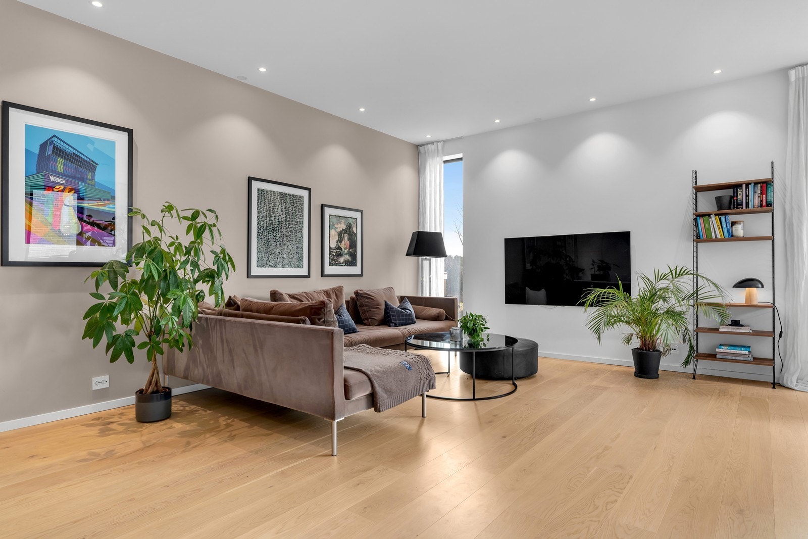 Her får god plass til både sofa og sittegrupper. Galleribilde