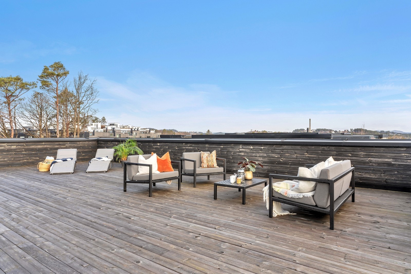 Her er det god plass til flere sittegrupper og soner. Perfekt for å nyte lange sommerkvelder. Galleribilde