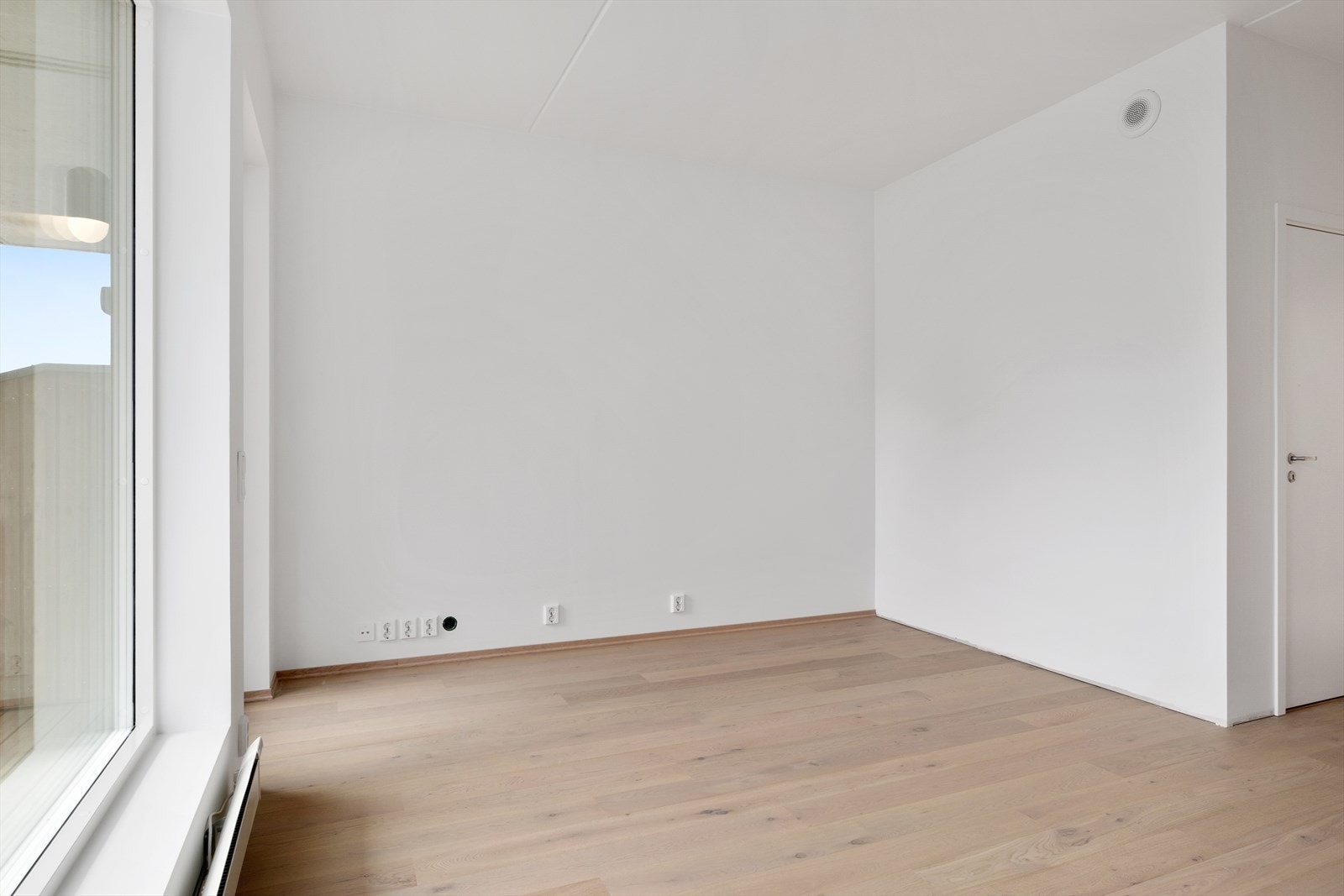 Dette gir deg eit rom som fungerer både som stove og soverom, perfekt for effektiv utnytting av arealet. Ein ser boda i bakkant Galleribilde