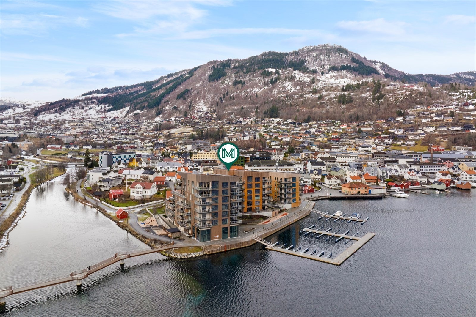 I Sogndal sentrum har du det meste av butikkar og servicetilbod. Bl.a. Sogningen storsenter. I smågatene nedanfor storsenteret finn du og kafé, restaurant, pub og kulturhus med kino, og populære fjordstien der du kan gå frå Loftesnesbrui til Bondeviki. Galleribilde