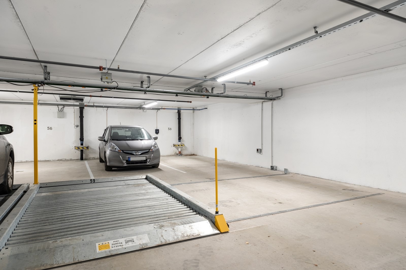 Leilegheita har floteparkering i felles garasjekjellar. Galleribilde