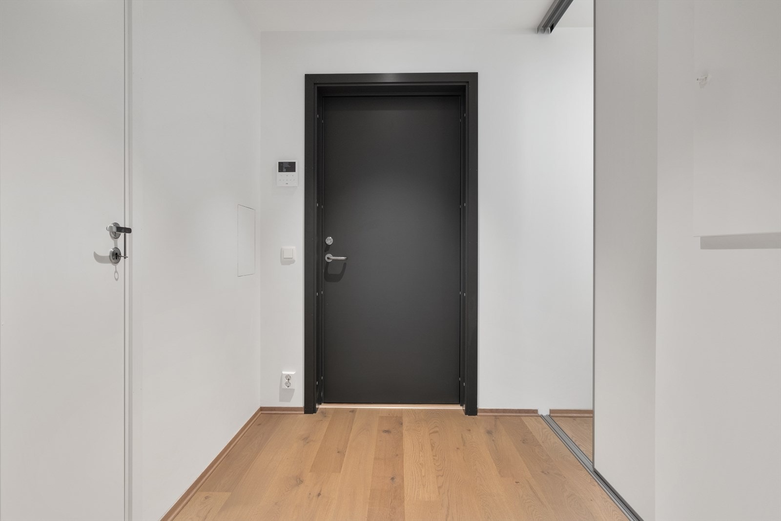 Inngangspartiet er innreia med plassbygd og romsleg skyvedørsgarderobe med spegel i front. Galleribilde