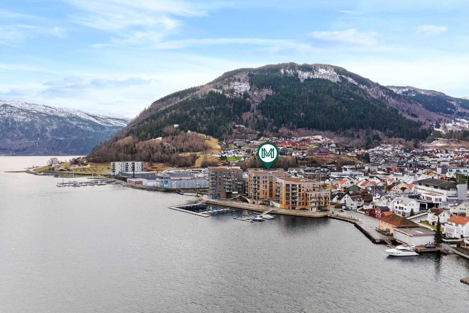 Lerum brygge ligg idyllisk til like ved fjorden, Sogndalselvi og Fjordstien, og er sentralt plassert i Sogndal sentrum. Galleribilde