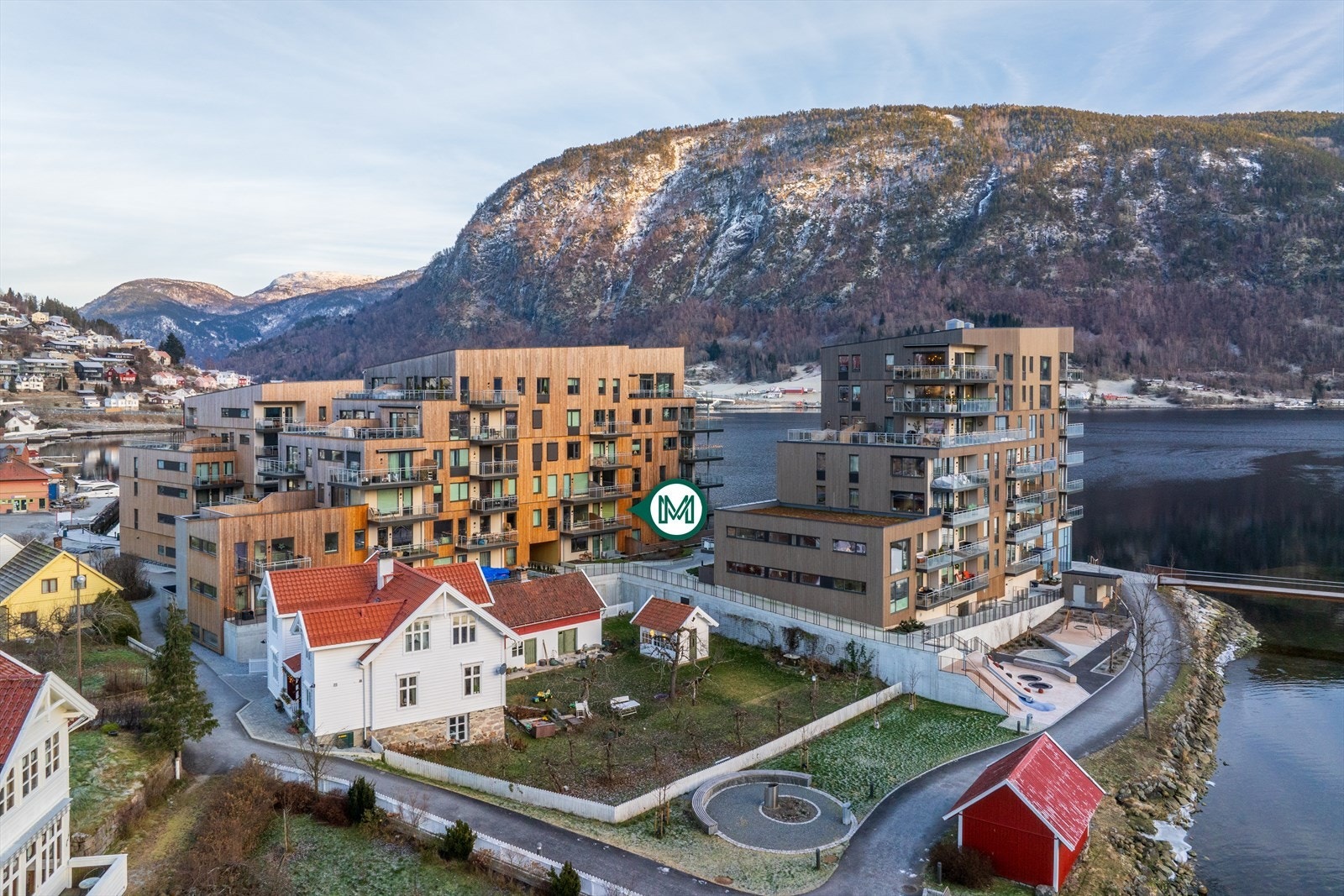 Med Lerum Brygge har du ein unik sjanse til å bu ved fjorden i Sogndal, midt i sentrum av saftbygdi, men likevel skjerma for trafikk. Galleribilde