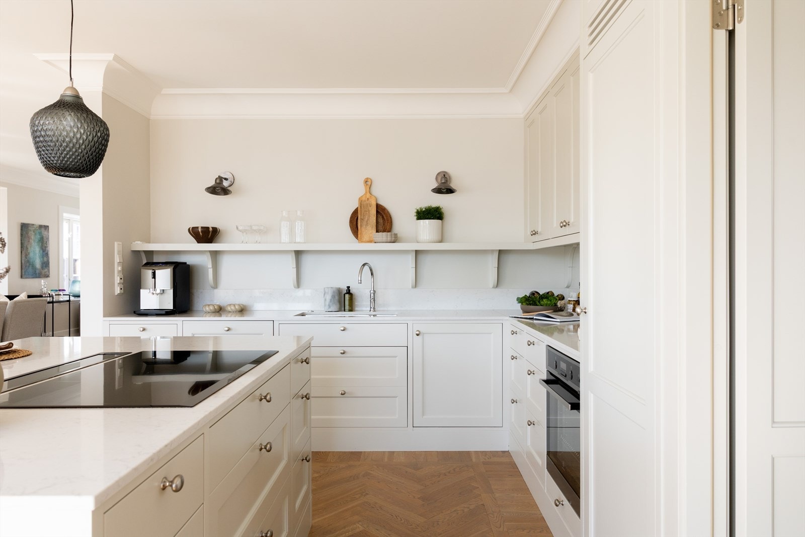 Kjøkkenet har integrert komfyr fra Electrolux, samt integrert 90 cm induksjonstopp fra Witt. Ventilasjon fra Witt nedfelt i benkeplaten med utvendig avtrekksvifte. Galleribilde