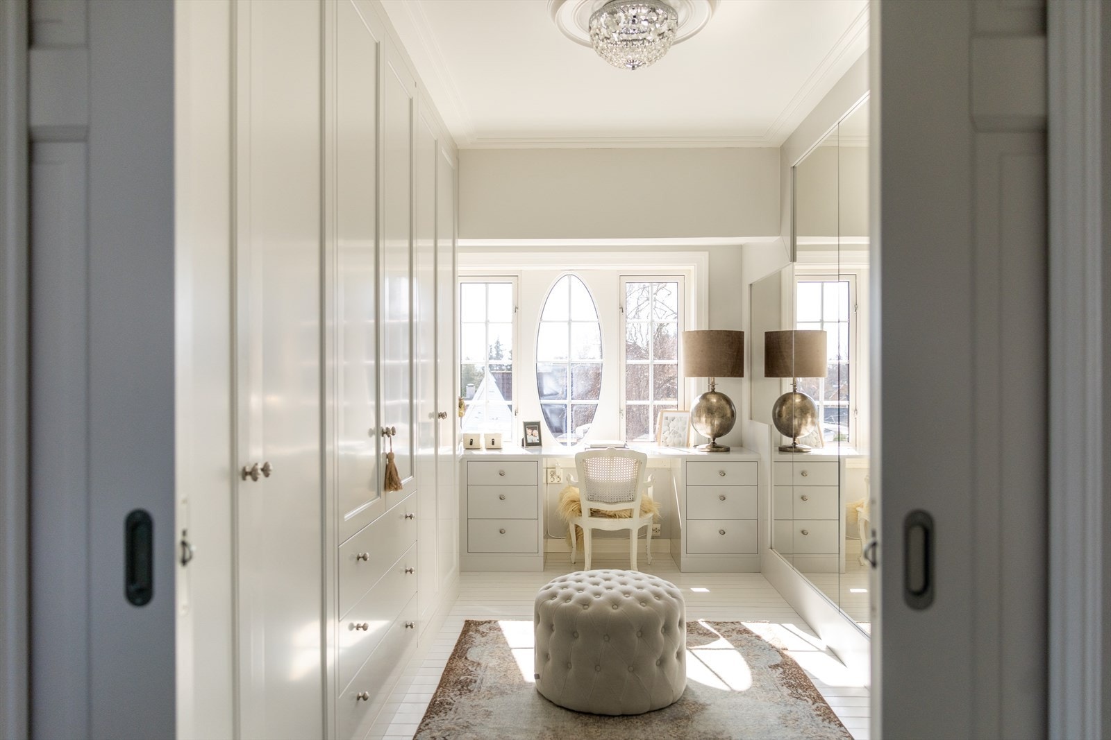 2. etasje består av 3 soverom, 2 bad, og et kontor kombinert med walk-in-closet. Galleribilde