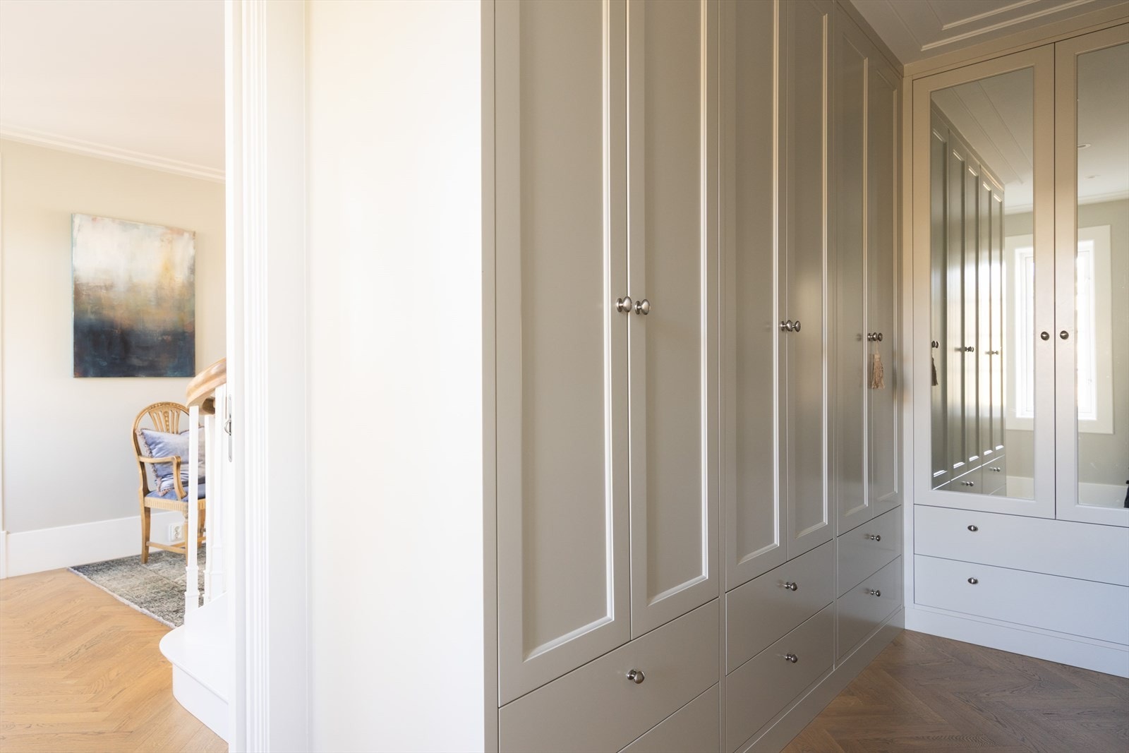 Boligen har en romslig hall med spesialtilpasset garderobe, separat toalett og innvendig bod. Galleribilde