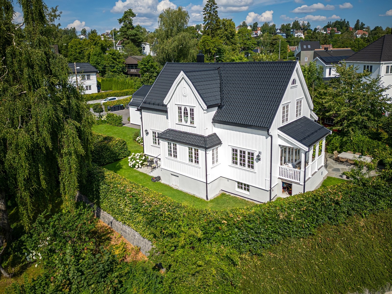 Det foreligger byggetillatelse for trapp inn til gjestesuite, dersom man ønsker å etablere en hybeldel eller for å få nok vindusflate for å få arealet godkjent for varig opphold. Galleribilde