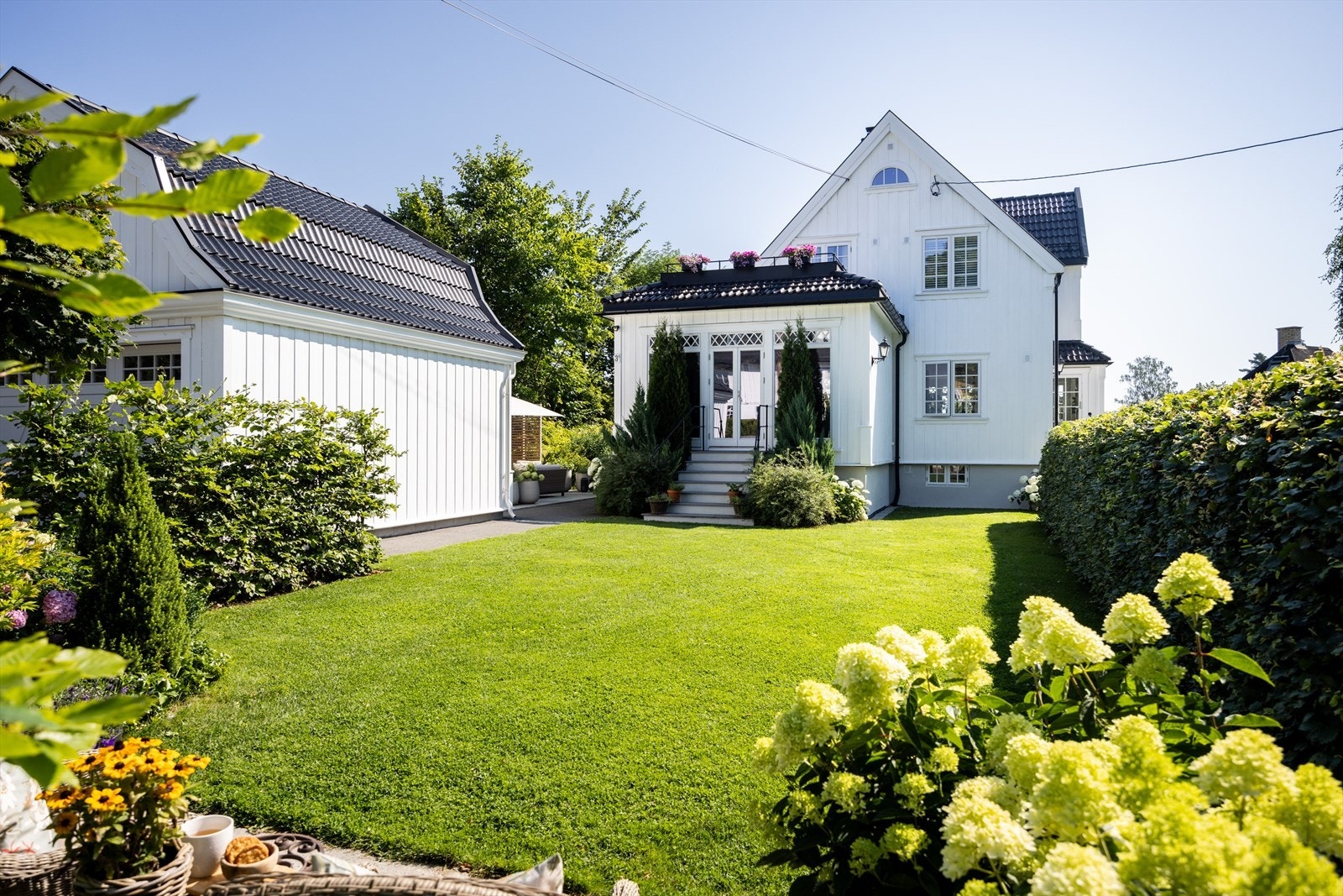 Tomten er tilnærmet flat, og er lettstelt og rimelig vedlikeholdsfri. Galleribilde