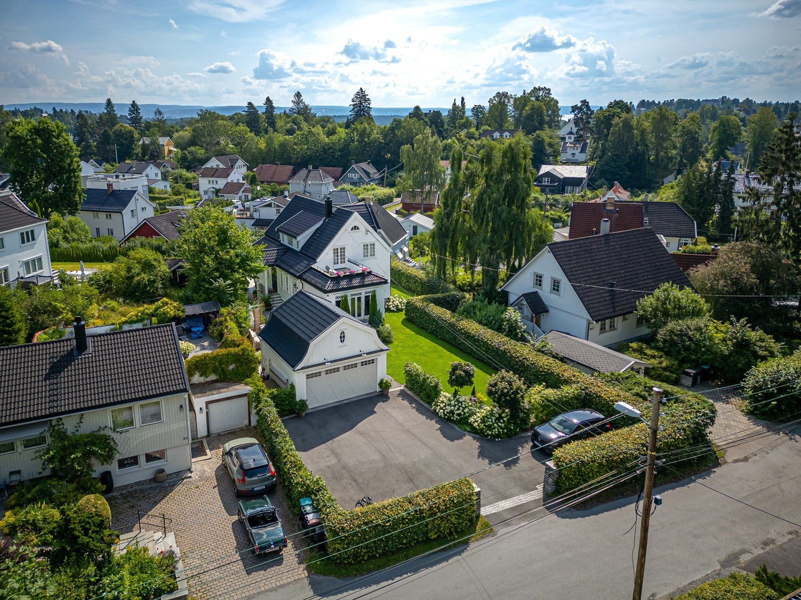 Det er 300 meter til buss, 700 meter til trikkestopp på Lilleaker, 1 km til Lysaker stasjon med tog m.m. Galleribilde