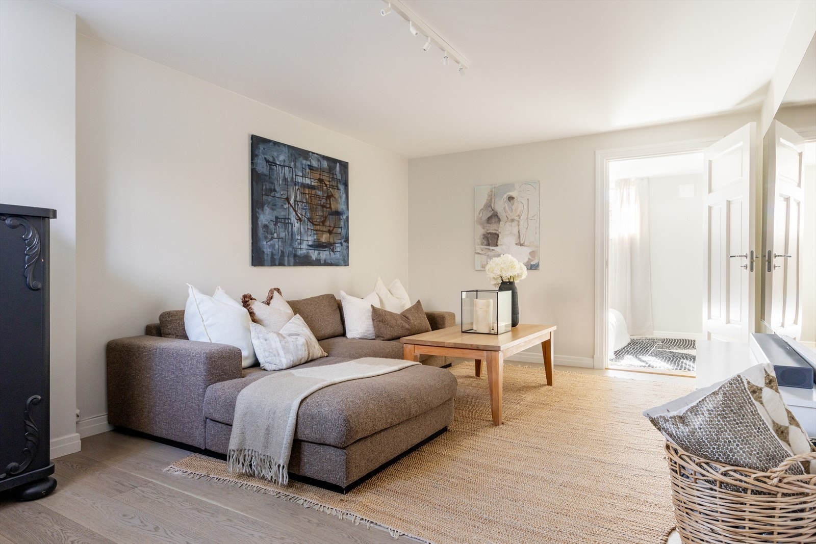 Kjellerstue med god plass til sofa og TV-seksjon. Galleribilde