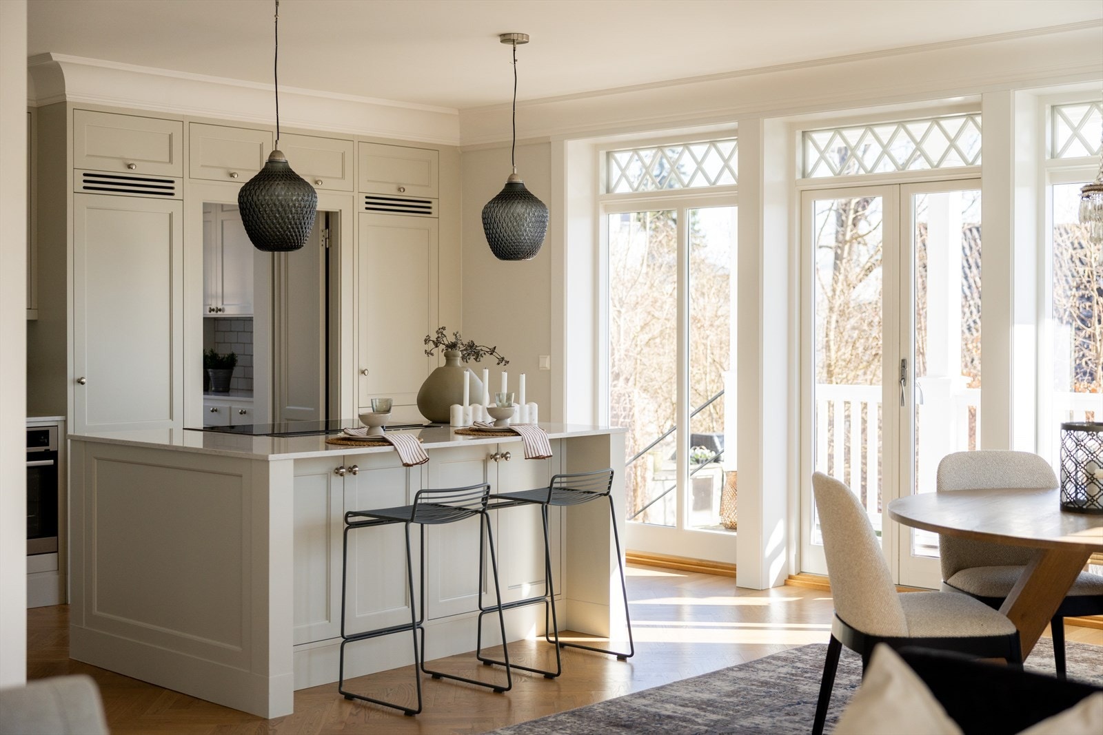 Kjøkken fra 2018 med spesialbygd innredning av JH Interiør i Lier, benkeplate med backsplash og kjøkkenøy i Silestone levert av Nerostein. Galleribilde