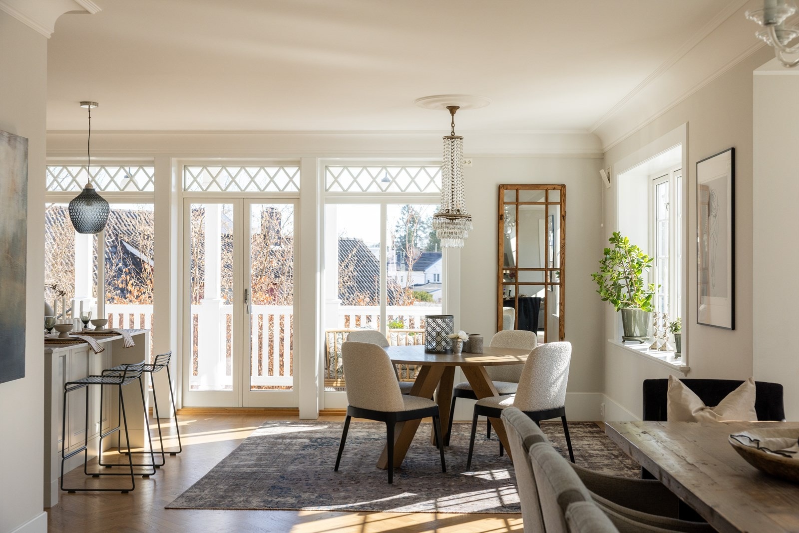 Det er god plass til spisebord ved kjøkkenet, perfekt til å nyte frokosten sammen med familien. Galleribilde
