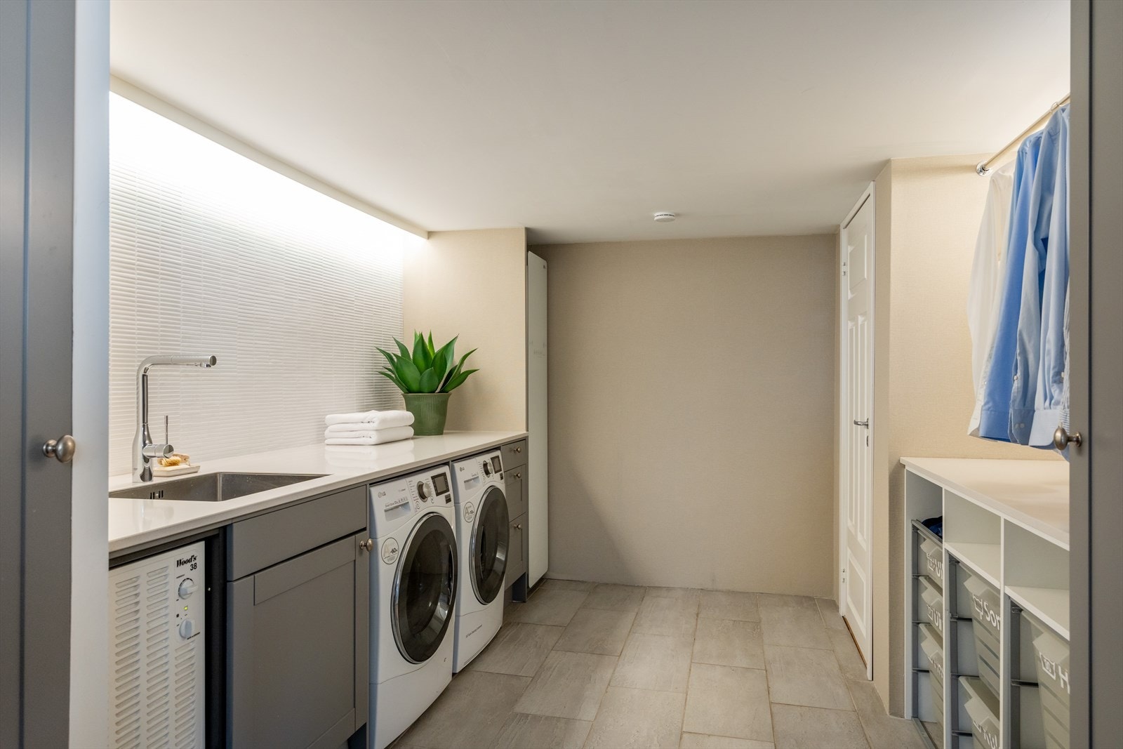Vaskerommet er fra 2008 og har gode gangarealer og arbeidsplass, samt plassbygde innredninger med god skapplass. Det er opplegg og plass til vaskemaskin og tørketrommel. Benkeplaten er fra Silestone levert av Nerostein. Galleribilde
