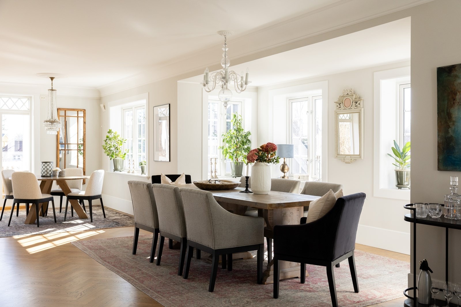 Løvenskiolds vei 3B er en særdeles vakker og påkostet villa i et populært og barnevennlig boligstrøk på Jar i Bærum. Galleribilde