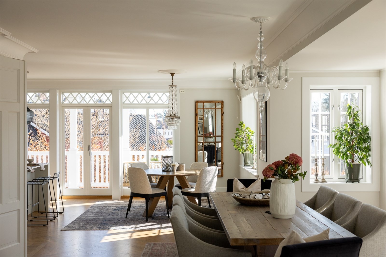 Store vindusflater med klassiske sprosser gir fine lysforhold og en vakker estetikk. Galleribilde