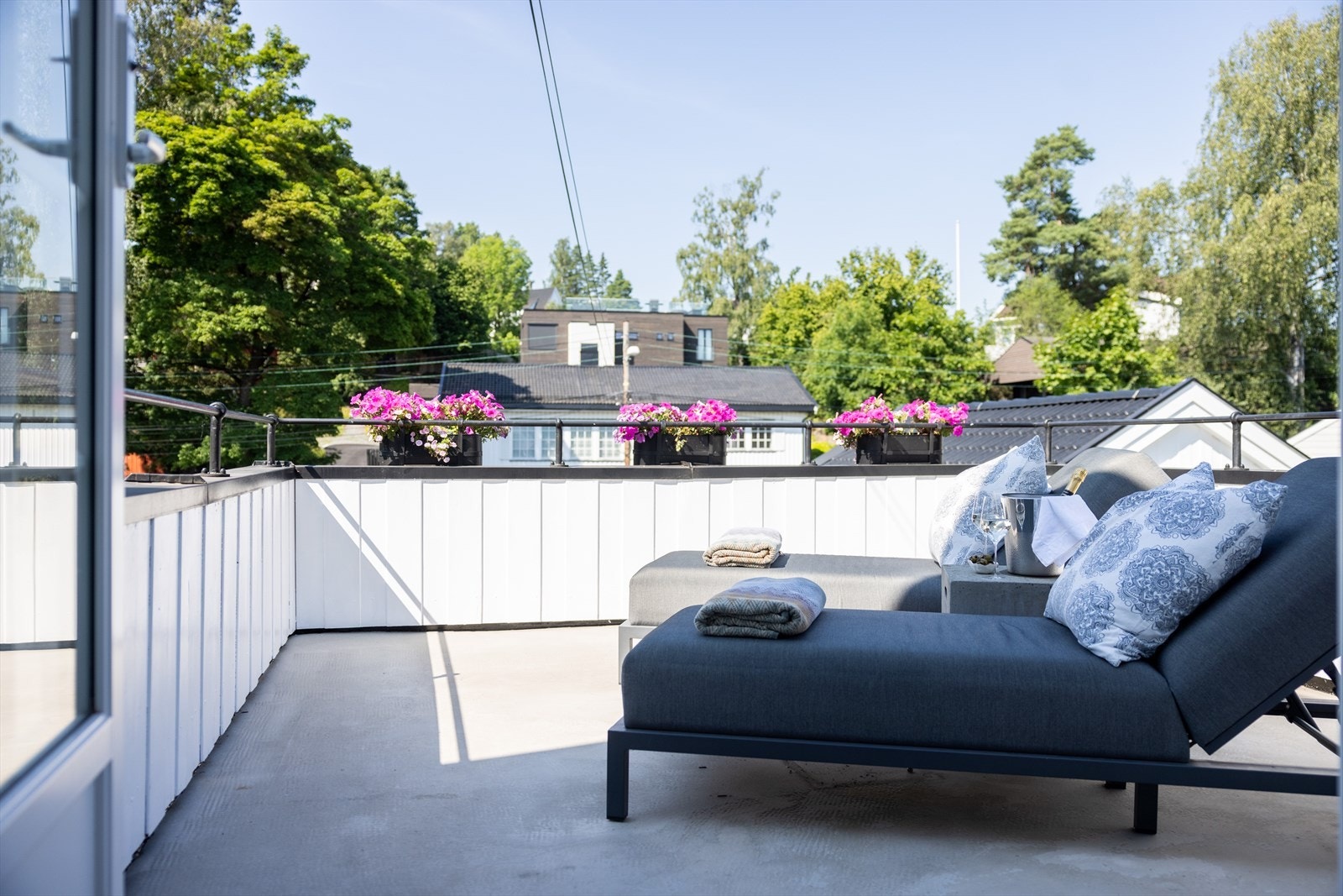 Fra soverommet er det utgang til takterrasse på ca. 13 kvm. Galleribilde
