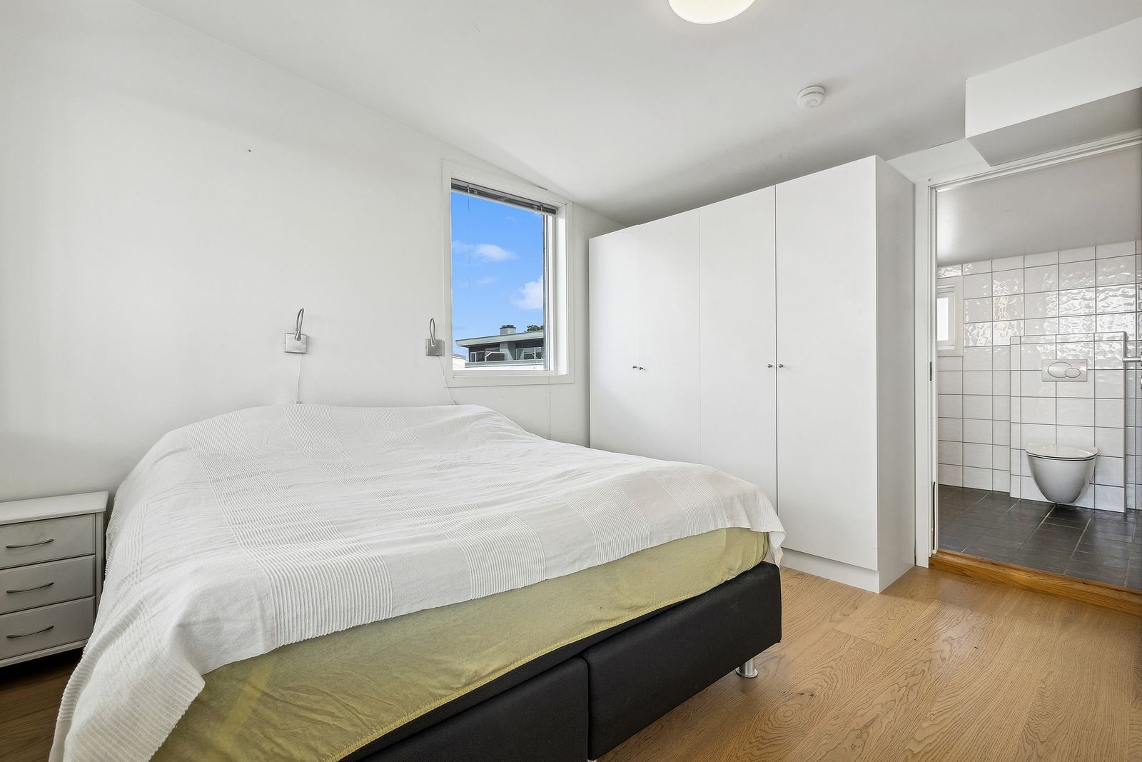 Hovedsoverom 2. etg med eget bad Galleribilde