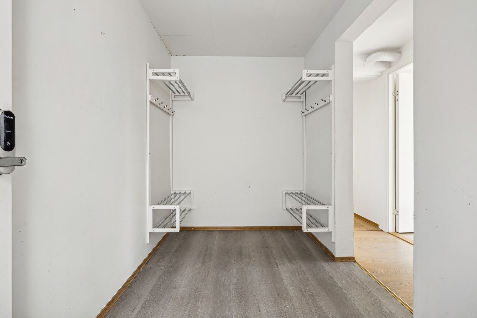 Gang med enkel garderobe. Gangen er malt etter bildet ble tatt. Galleribilde
