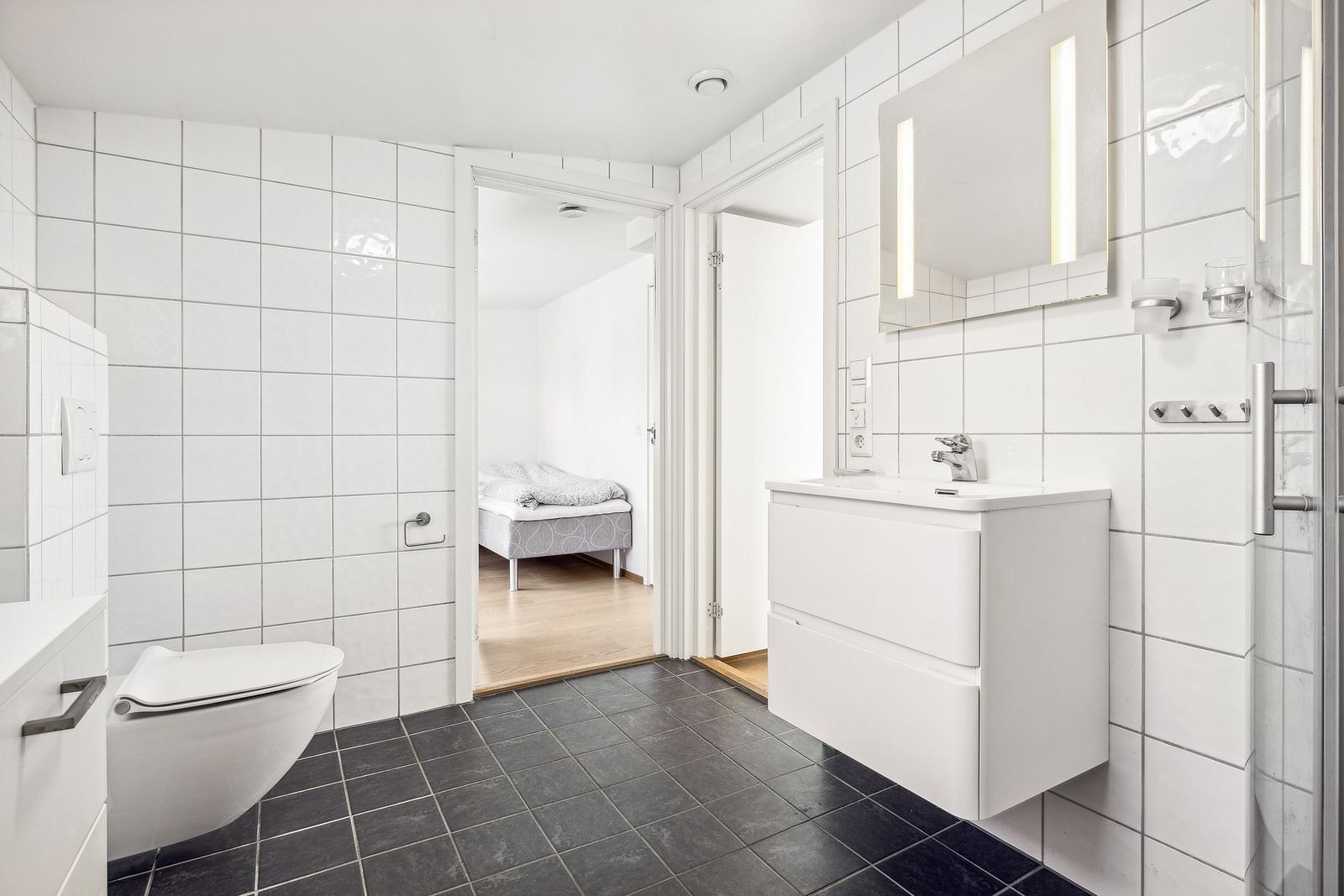Fra begge soverommene er det direkte dør inn til baderommet. Badet er helfliset med
varmekabler i gulv. Galleribilde