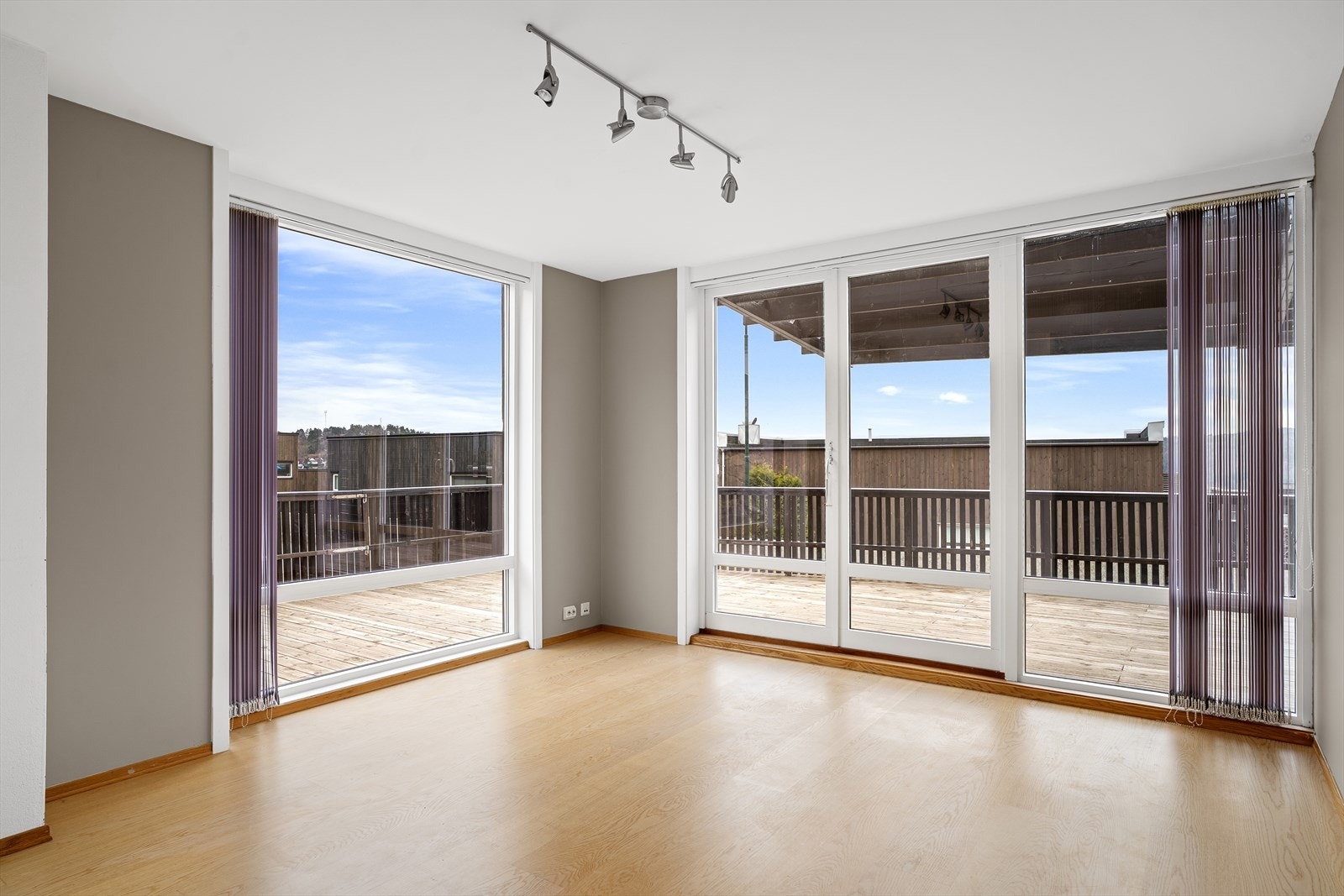 Stue i underetasjen med utgang til terrassen Galleribilde
