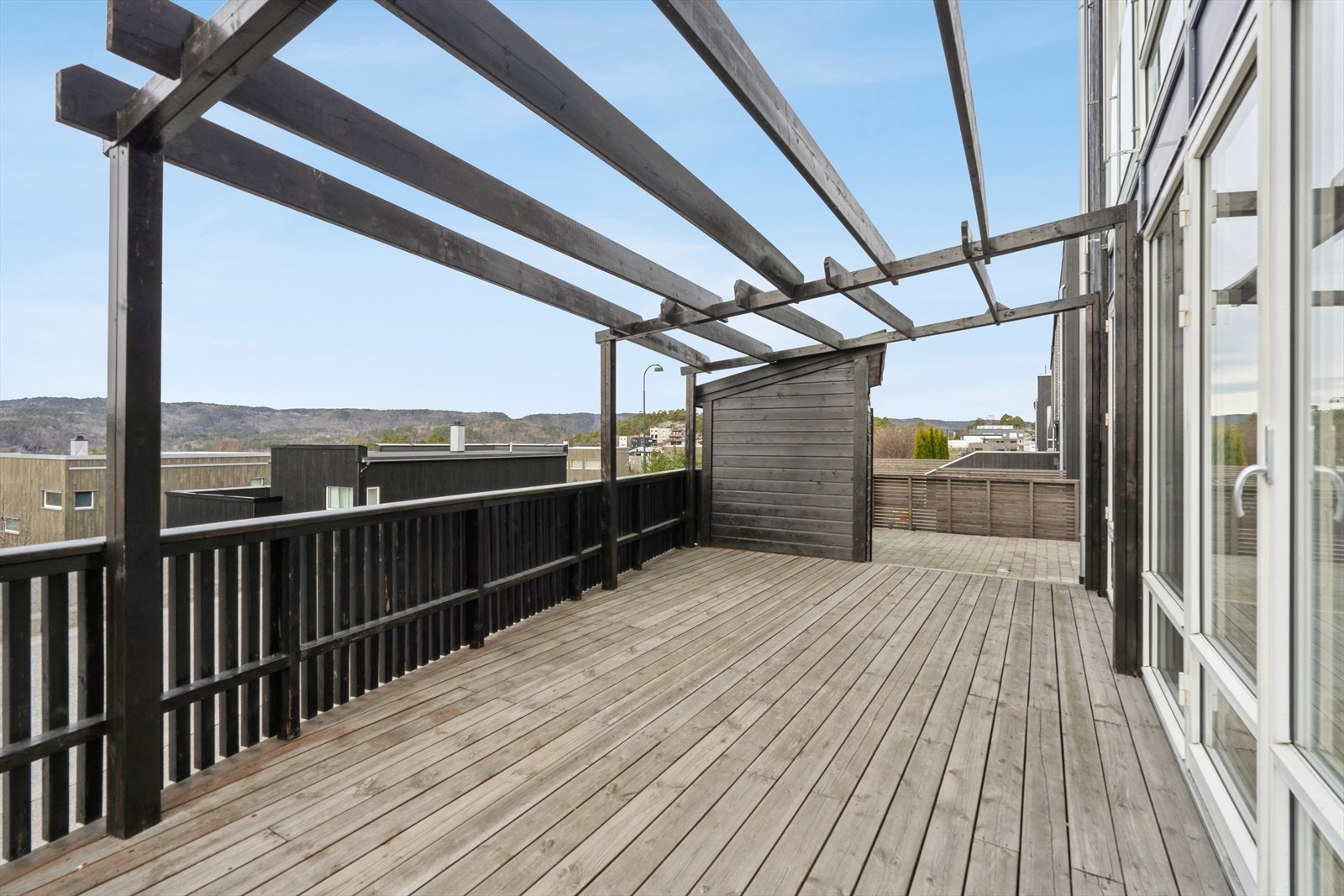 Stor og solrik terrasse Galleribilde