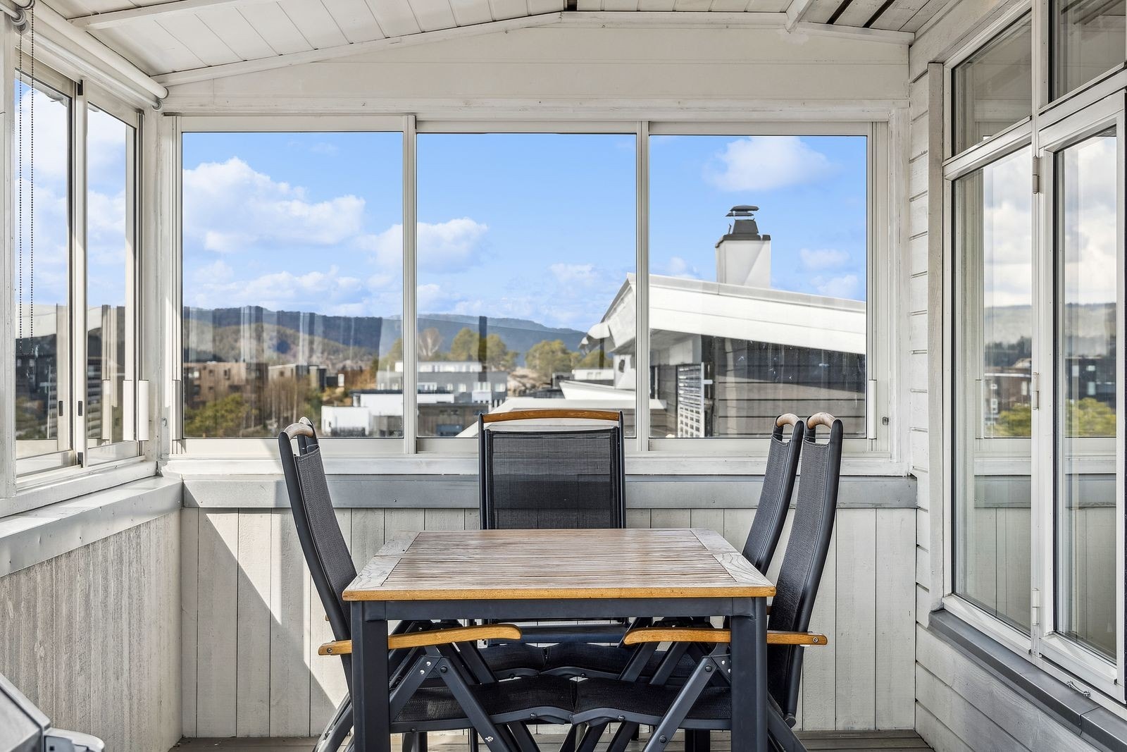 Innglasset balkong. Her har man god plass til det man måtte trenge av utemøbler, grill ol. Her kan man sitte i le for vær og vind og
nyte den fantastiske utsikten. Galleribilde