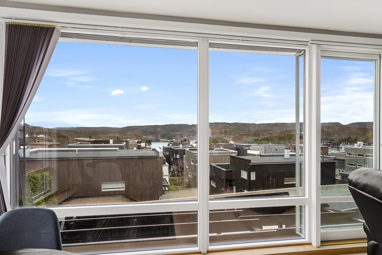 Utsikten er god fra stuen mot Gillsvann og nærområdet. Galleribilde
