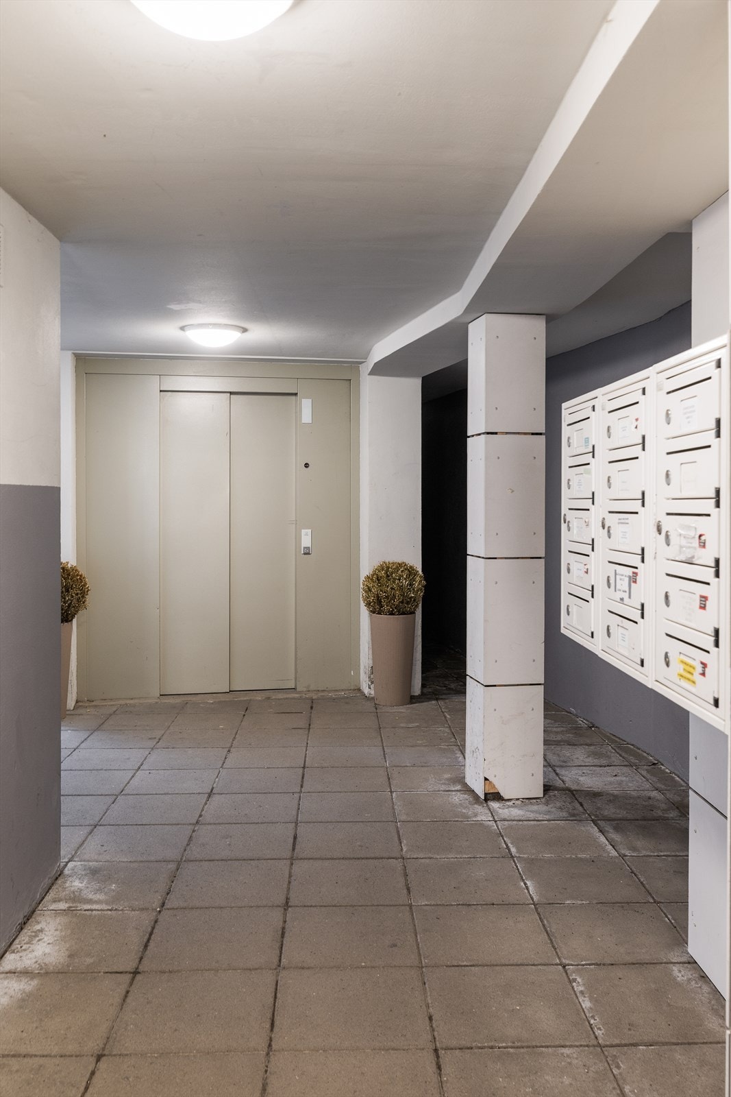 Inngangsparti og postkasser. Galleribilde