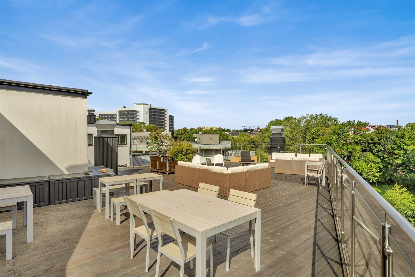 Leiligheten har tilgang til en stor og solrik felles takterrasse, perfekt for sosiale sammenkomster. Galleribilde