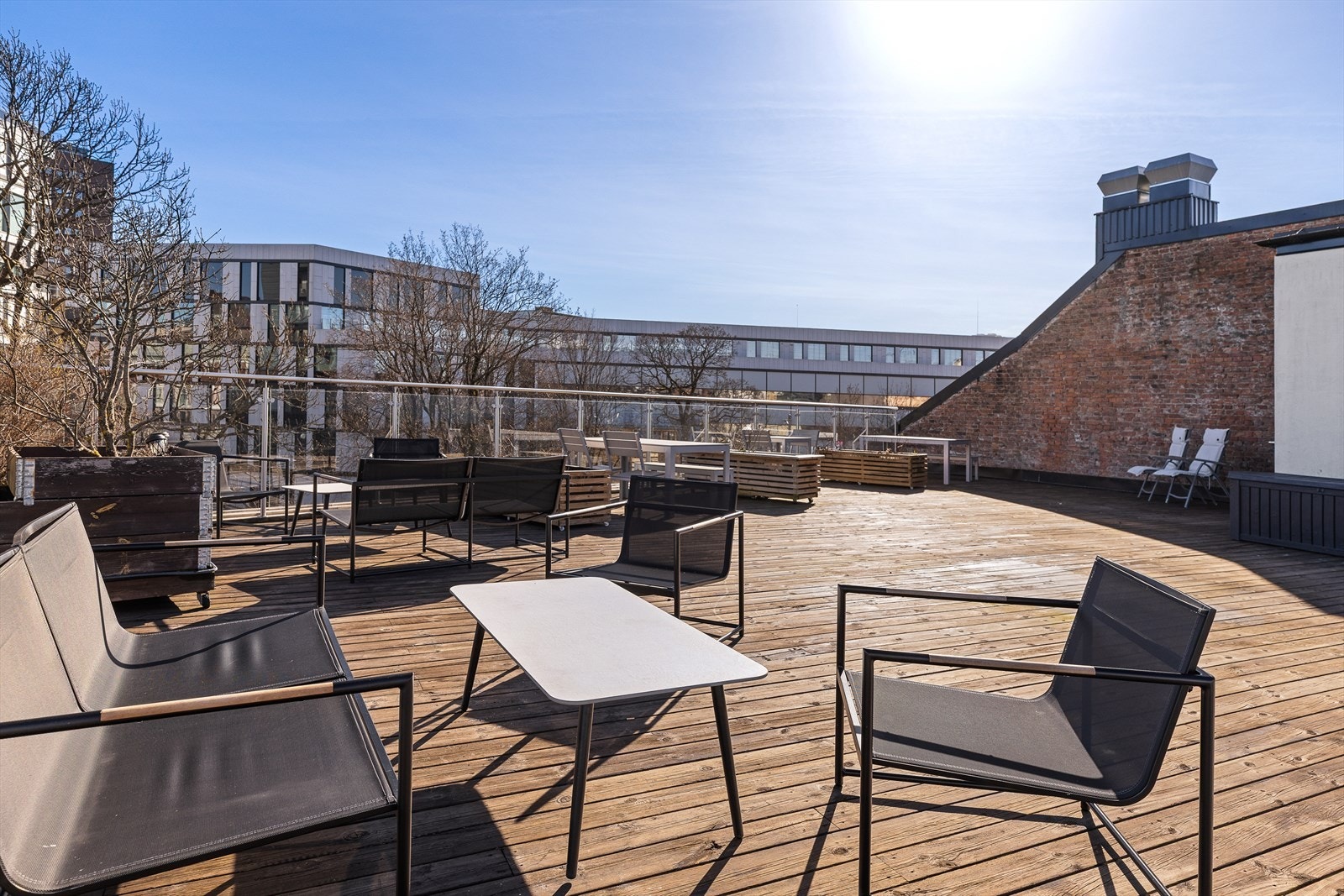 Her er det mange gode soner man kan sitte å nyte solen på. Galleribilde