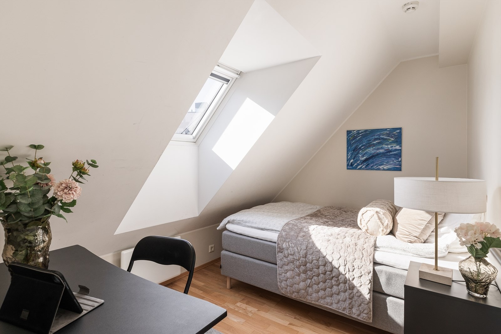 Soverom 1: Koselig og lyst soverom med skråtak og takvindu som slipper inn godt med naturlig lys. Galleribilde